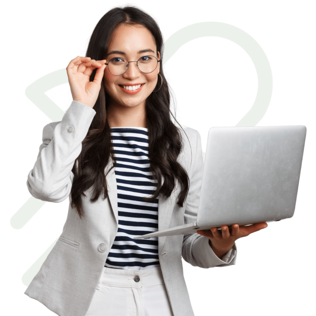 Mulher bem vestida com notebook na mão para fazer entrevista de emprego.